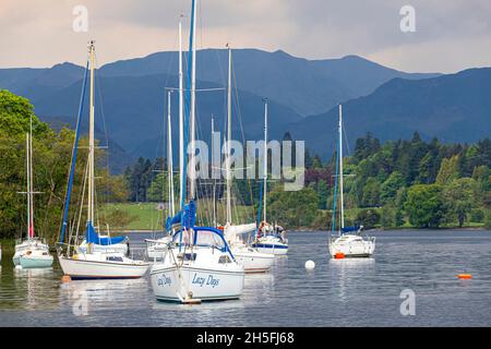 Barche ormeggiate nel Lake District inglese a Ullswater, Cumbria UK Foto Stock