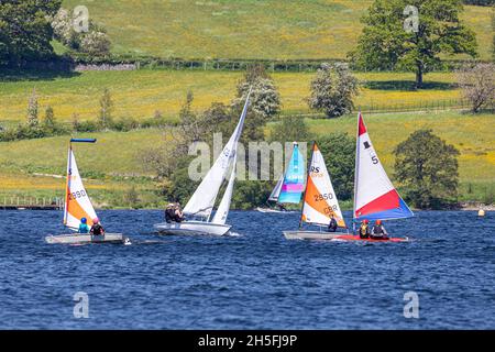 I marinai Dinghy godono di una buona brezza su Ullswater nel Lake District inglese, Cumbria Regno Unito Foto Stock