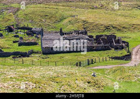 Abandonded edifici a Groverake Mine (piombo e flourspar) sul Pennines a Redburn Common vicino Rookhope a Weardale, Contea Durham Regno Unito Foto Stock