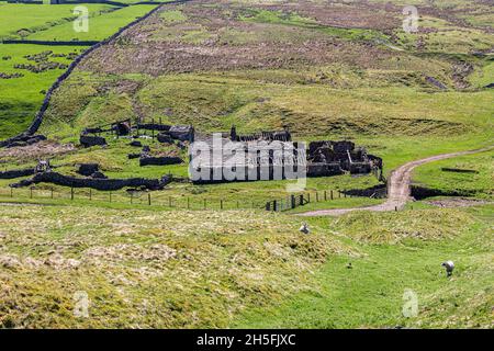 Abandonded edifici a Groverake Mine (piombo e fluorite) sulle Pennines a Redburn Common vicino Rookhope a Weardale, Contea di Durham Regno Unito Foto Stock