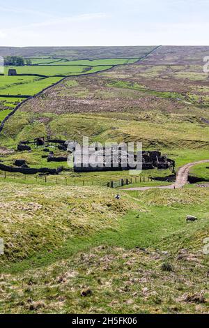 Abandonded edifici a Groverake Mine (piombo e fluorite) sulle Pennines a Redburn Common vicino Rookhope a Weardale, Contea di Durham Regno Unito Foto Stock