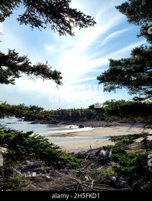 Foto verticale di Black Brook Cove Beach lungo il Cabot Trail. Capo Breton, Nuova Scozia, Canada. Foto Stock