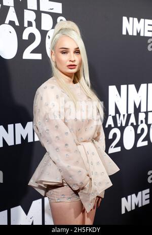 File photo datato 12/02/20 di Kim Petras in arrivo al NME Awards, che ha detto che è 'un sogno che si realizza' essere il primo performer transgender alla cerimonia di premiazione della musica di MTV. La pop star tedesca canterà un brano del suo prossimo album al MTV Europe Music Awards (EMAS) che si terrà a Budapest, in Ungheria, domenica 14 novembre. L'MTV EMAS 2021 sarà trasmesso su MTV UK domenica 14 novembre alle 21:00 GMT. Foto Stock