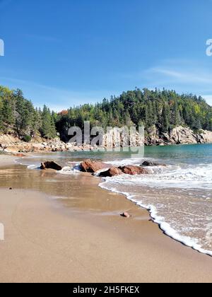 Vista sulla spiaggia di Black Brook Cove. Cabot Trail a Cape Breton. Nova Scotia, Canada. Foto Stock