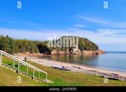 Vista sulla spiaggia di Black Brook Cove. Cabot Trail a Cape Breton. Nova Scotia, Canada. Foto Stock