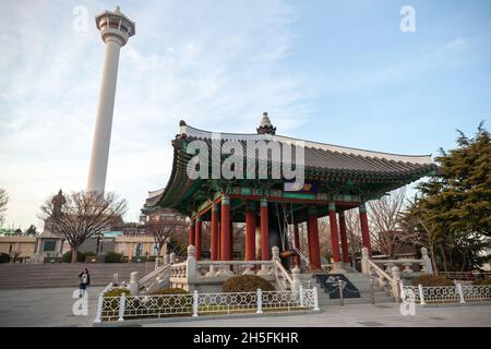 Busan, Corea del Sud - 14 marzo 2018: Busan Tower e Bell Pavilion situato a Yongdusan Park, popolare punto di riferimento turistico Foto Stock