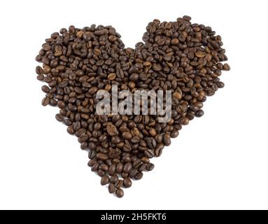 Chicchi di caffè a forma di cuore isolati su sfondo bianco Foto Stock