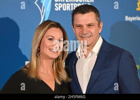 Monaco di Baviera, Germania. 6 novembre 2021. EVA Gruenbauer con il marito Richard George. Premio Sportivo bavarese 2021 in BMW Welt, Red Carpet, Red Carpet il 6 novembre 2021. Credit: dpa/Alamy Live News Foto Stock