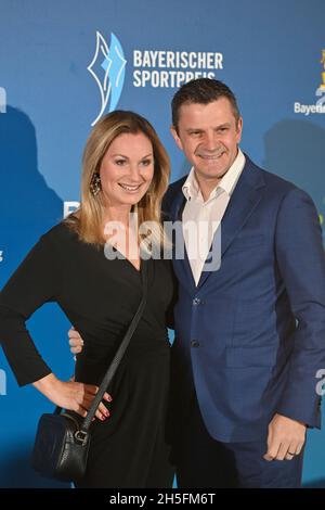 Monaco di Baviera, Germania. 6 novembre 2021. EVA Gruenbauer con il marito Richard George. Premio Sportivo bavarese 2021 in BMW Welt, Red Carpet, Red Carpet il 6 novembre 2021. Credit: dpa/Alamy Live News Foto Stock