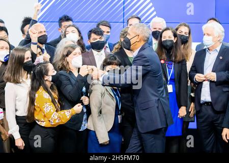 Glasgow, Regno Unito. 9 novembre 2021. Barack Obama (M), ex presidente degli Stati Uniti, saluta i membri della delegazione statunitense alla conferenza COP26 delle Nazioni Unite sui cambiamenti climatici a Glasgow. La conferenza mondiale sul clima si svolge a Glasgow. Circa 200 paesi stanno negoziando come frenare la crisi climatica globale e il riscaldamento globale. Credit: Christoph Soeder/dpa/Alamy Live News Foto Stock