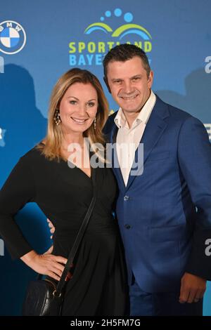 Monaco di Baviera, Germania. 6 novembre 2021. EVA Gruenbauer con il marito Richard George. Premio Sportivo bavarese 2021 in BMW Welt, Red Carpet, Red Carpet il 6 novembre 2021. Credit: dpa/Alamy Live News Foto Stock