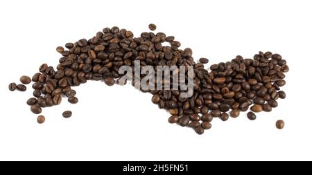 Chicchi di caffè arrosto sparsi e isolati su sfondo bianco primo piano. Foto Stock