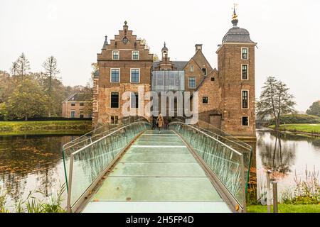 Castello di Ruurlo con il suo ponte di vetro nella provincia di Gelderland, nella parte orientale dell'Olanda. Ruurlo, Paesi Bassi Foto Stock
