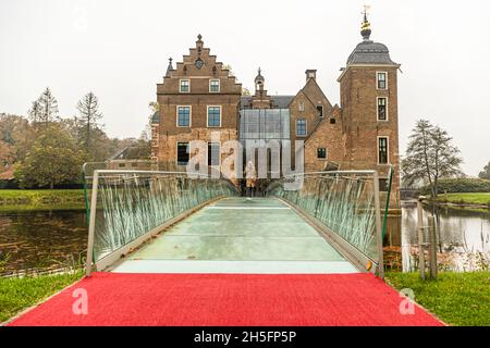 Castello di Ruurlo con il suo ponte di vetro nella provincia di Gelderland, nella parte orientale dell'Olanda. Ruurlo, Paesi Bassi Foto Stock