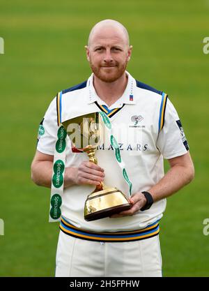 Foto di archivio datata 30-03-2016 del Andrew Gale dello Yorkshire detiene il Trofeo del Campionato della Contea, durante il lancio del 2016 Specsavers County Championship a Old Trafford, Manchester. Il primo allenatore di squadra dello Yorkshire Andrew Gale è stato sospeso 'in attesa di un'audizione disciplinare a seguito di un tweet storico', mentre il direttore del cricket Martyn Moxon è assente dal lavoro a causa di una 'malattia legata alla trattrice', la contea ha annunciato. Data di emissione: Martedì 9 novembre 2021. Foto Stock