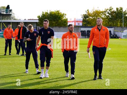 Liam o'Brien, portiere di Stratford Town (a destra), Will Grocott, Jack Turner e Will Dawes precedono la prima partita di Emirates fa Cup al DCS Stadium di Stratford. Data foto: Domenica 7 novembre 2021. Foto Stock