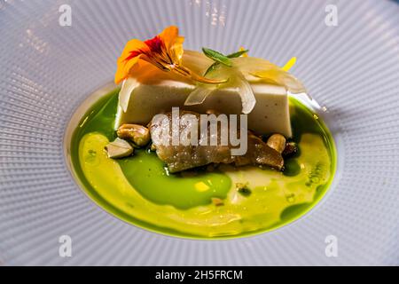 Formaggio di capra con olio di basilico. Menu del pranzo nell'Arsenaal di Doesburg, Olanda Foto Stock