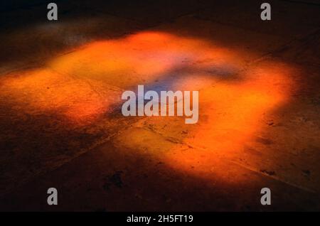 Luce del sole riflette attraverso vetrate colorate all'interno della cattedrale Saint Cyr et Sainte Julitte a Nevers, Borgogna, Francia. Foto Stock