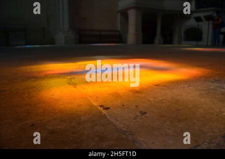 Luce del sole riflette attraverso vetrate colorate all'interno della cattedrale Saint Cyr et Sainte Julitte a Nevers, Borgogna, Francia. Foto Stock