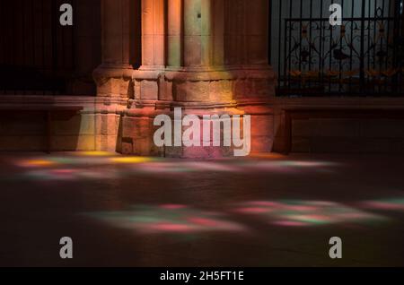 Luce del sole riflette attraverso vetrate colorate all'interno della cattedrale Saint Cyr et Sainte Julitte a Nevers, Borgogna, Francia. Foto Stock