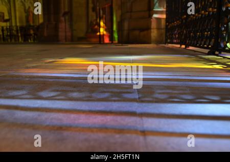 Luce del sole riflette attraverso vetrate colorate all'interno della cattedrale Saint Cyr et Sainte Julitte a Nevers, Borgogna, Francia. Foto Stock