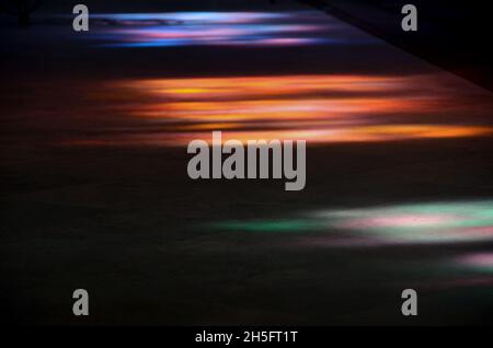 Luce del sole riflette attraverso vetrate colorate all'interno della cattedrale Saint Cyr et Sainte Julitte a Nevers, Borgogna, Francia. Foto Stock