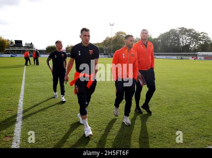 Liam o'Brien, portiere di Stratford Town (a destra), Will Grocott, Jack Turner e Will Dawes precedono la prima partita di Emirates fa Cup al DCS Stadium di Stratford. Data foto: Domenica 7 novembre 2021. Foto Stock