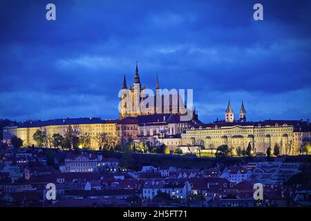 Castello di Praga alla caduta notturna, vista dal tetto sul centro storico di Praga, Repubblica Ceca, UE. Foto Stock