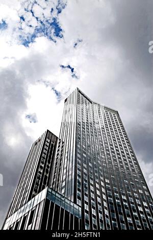 Das Maastoren. Wolkenkratzer im Stadtteil Kop van Zuid in der niederländischen Stadt Rotterdam. Höchstes Gebäude der Niederlande. Foto Stock