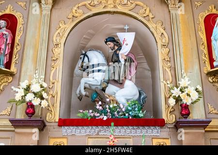 Huelva, Spagna - 5 novembre 2021: Particolare della statua di Santiago Matamoros nell'altare maggiore della chiesa di Santiago el Mayor, a Castaño del Robledo, Sie Foto Stock