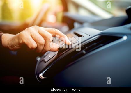 Accensione radio in auto guidando home. Foto Stock