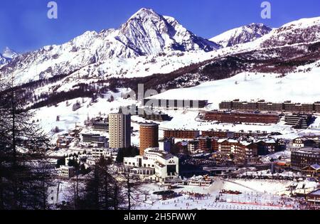 Vista dall'alto di Sestriere, Piemonte, Italia Foto Stock