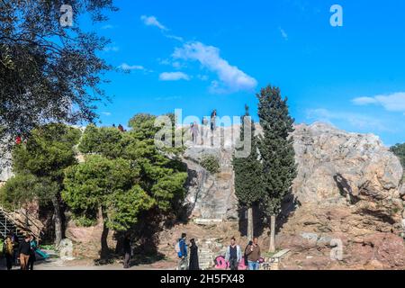 01 04 2018 Atene Grecia sciame turistico l'Areopago - un prominente affioramento roccioso situato a nord-ovest dell'Acropoli di Atene, Grecia - Paolo l'ASP Foto Stock