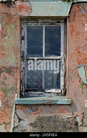 Finestra shabby di un'antica casa abbandonata in Cork occidentale Irlanda, Repubblica Foto Stock