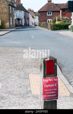 Un cartello nel villaggio Kent di Cobham che protesta sulla strada dell'opzione C per il Lower Thames Crossing proposto. Foto Stock