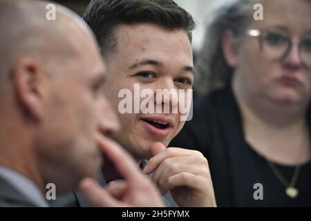 Kenosha, Wisconsin, Stati Uniti. 9 Nov 2021. Kyle Rittenhouse siede con i suoi avvocati dopo una pausa pranzo e attende che i lavori comincino al tribunale della contea di Kenosha a Kenosha, Wis., martedì 9 novembre 2021. (Credit Image: © Sean Krajacic/The Kenosha News-POOL via ZUMA Press Wire) Foto Stock