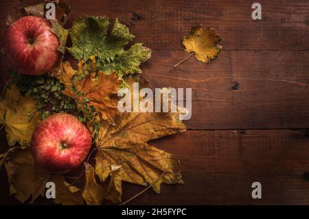 mele alla rinfusa su sfondo di legno scuro in stile rustico Foto Stock