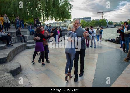 05/15/2016 Parigi, Francia. Danza tango a Parigi (non meno come nel film con Marlon Brando). Incredibile giorno di maggio nella capitale della Francia Foto Stock