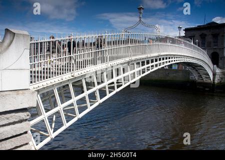 River Liffey ha Penny Bridge a Dublino, Repubblica d'Irlanda Foto Stock