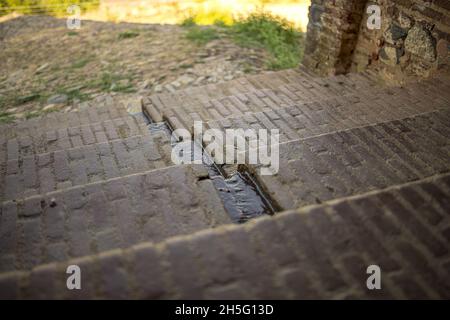 Gradini d'ingresso alla famosa vecchia moschea storica di Almonaster la Real a Antequera Foto Stock