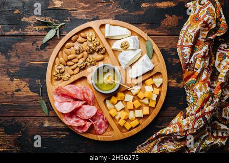 Spuntini di vino. Formaggio assortito su un asse di legno. Foto Stock