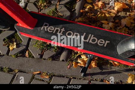 Una foto di uno scooter elettrico Lime, che può essere affittato con Uber. Foto Stock