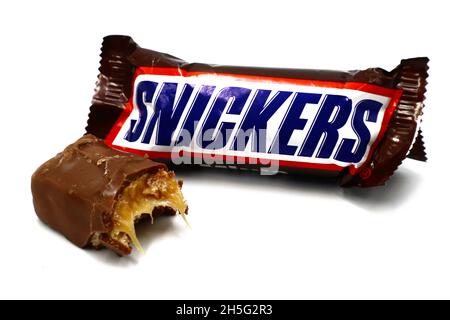 BAR di cioccolato SNICKERS isolato su sfondo bianco. Snickers è un marchio di Mars Incorporated Foto Stock