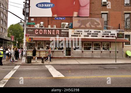 La Esquina, sceney posto messicano senza fronzoli taqueria, caffè e l'esclusivo bar brasserie/tequila nel seminterrato. All'angolo tra Lafayette e Kenmare Foto Stock