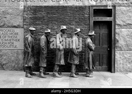 Scultura di George Segal raffigurante uomini in una linea di pane durante la grande depressione al FDR Memorial a Washington DC sul National Mall Foto Stock