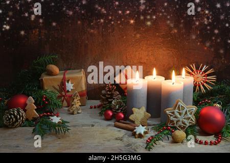 Quarto Avvento, quattro candele sono accese, decorazione di Natale e regali su tavole rustiche di legno su uno sfondo marrone scuro con spazio copia, selec Foto Stock