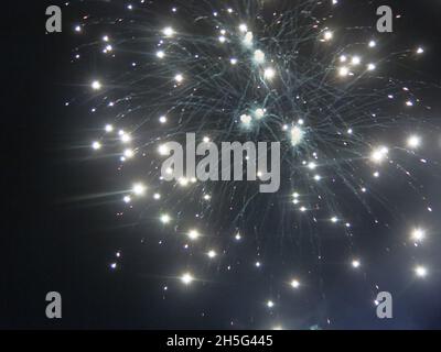 Fuochi d'artificio esplodere nel cielo notturno; notte del fuoco di Bonfire, novembre 2021 Foto Stock
