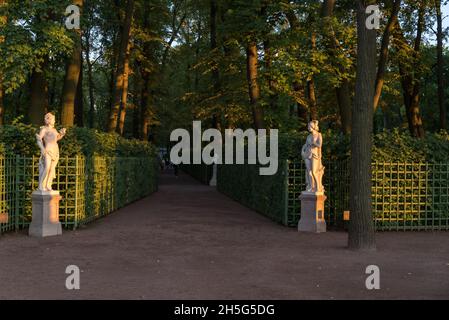 Sankt-Peterburg, Russia - 20 agosto 2021: Bei vicoli ombrosi con panchine e sculture nel Giardino d'Estate. Sankt Peterburg, Russia Foto Stock