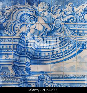 Tradizionale portoghese, piastrelle di ceramica smaltata su pareti edificio nella strada di Oeiras. Azulejos, piastrelle decorative dipinte, tema religioso con angeli Foto Stock