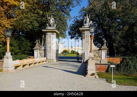 Varsavia, Polonia - 04 ottobre 2014: Realizzato in pietra, porta d'ingresso costruita nell'ultimo quarto del XVII secolo da Augustine Locci, l'ingresso principale del Foto Stock